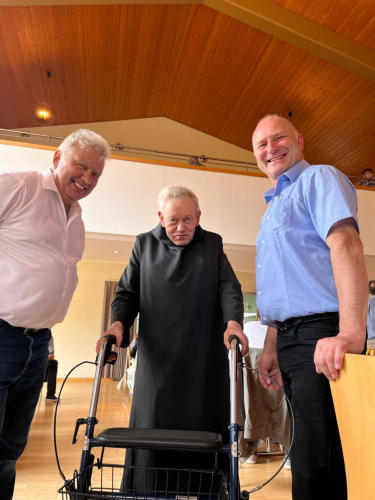 Br. Fidelis (Mitte) mit einem ehemaligen KIM-Jugendlichen (li.) und dem Leiter des KIM-Zentrums Oberösterreich Hermann Angermayr (re.)