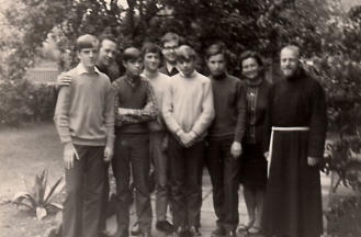 KIM-Gruppe mit P. Odilo (rechts) und KIM Seelsorger P. Maier OSFS (2. v. li.)