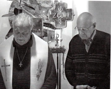 Abschied am 16. Mai 2012 in der Kapelle der KIM-Zentrale in Ingolstadt nach dem Gottesdienst  mit der Auflösung der KIM-Zentrale und der „Brasilienhilfe P. Leeb"  mit einem gemeinsamen Gebet um Gottes Segen für die Zukunft der Arbeit P. Leebs und von  KIM